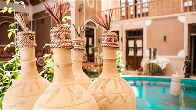 حیاط هتل سنتی فیروزه یزد حیاط هتل سنتی فیروزه یزد